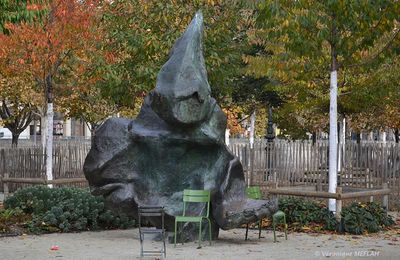 Jardin des Tuileries : Sculpture : "L'Ami de personne" de Erik Dietman