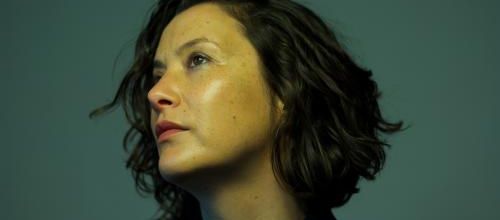 Poésie Chevalier séduit les amateurs de pop avec Vague et Bleu