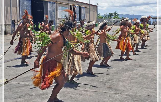 Le spectacle se poursuit, suivi du débarquement, et le navire étant arrivé, c'est un peu la fête avec l'espoir de faire quelques affaires - Alotau - Papouasie Nouvelle-Guinée  