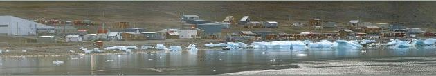 Le village de Grise Fiord (ᐊᐅᔪᐃᑦᑐᖅ ou Aujuittuq, le Village qui ne dégèle jamais) vu du navire - Ellesmere Island - Nunavut - Canada