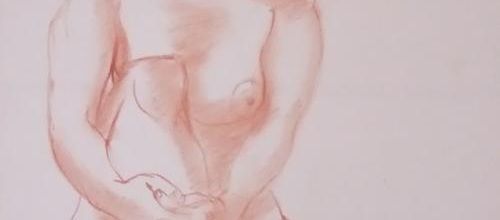 Mardi : Sanguine (26) pose assise, les doigts croisés