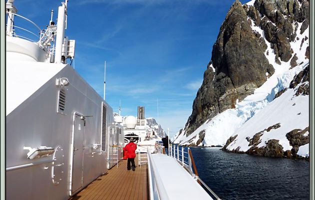 L'Austral frôle les falaises impressionnantes du Chenal Lemaire - Péninsule Antarctique