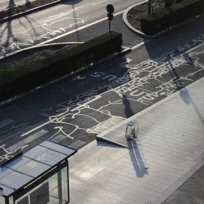 Effets d'ombre et de lumière dans un paysage urbain