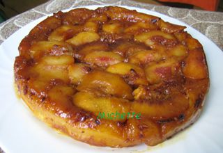 Tarte tatin aux pêches, sauce au caramel et à l'abricot
