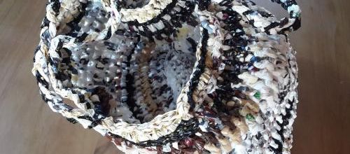 Un sac cabas crocheté de brun et noir