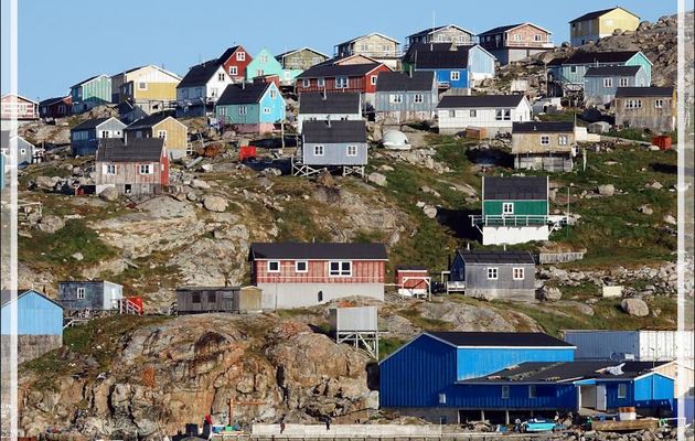 L'habitat des vivants et des morts de Kullorsuaq vu de la mer - Groenland