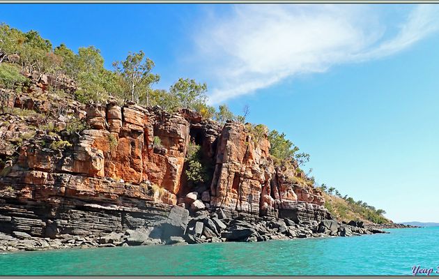 Tour en Zodiac autour de l'Île des Naturalistes : vaut surtout pour les superbes couleurs avec le ciel, la mer, les roches, les arbres ! - Prince Frederick Harbour - Kimberley - Australie