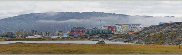 Vues sur les hauteurs d'Ilulissat et ses chiens de traîneaux - Baie de Disko - Groenland