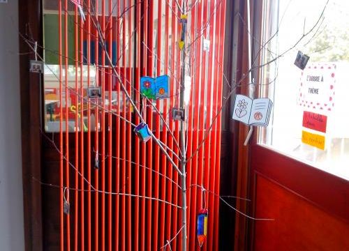 * L'arbre à thème s'habille pour la rentrée