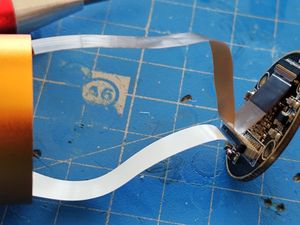 Ouverture de la caméra et repérage du branchement des nappes avant de les débrancher.